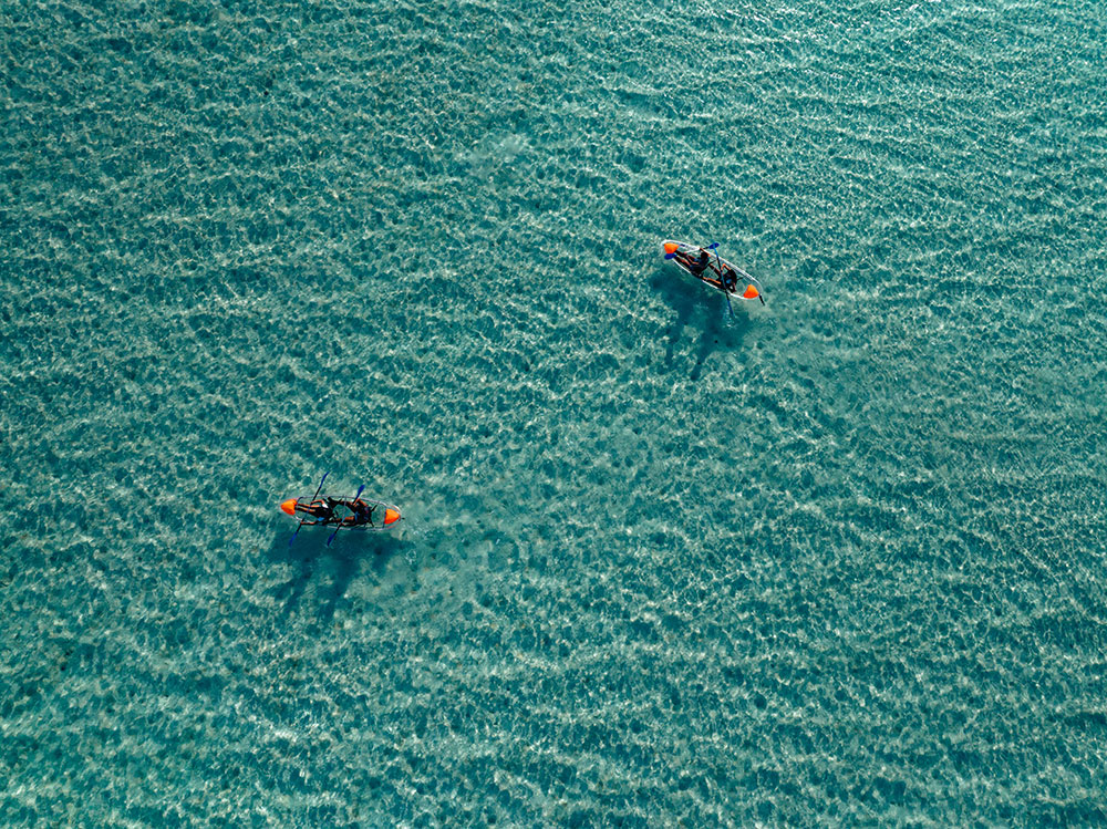 Boote auf dem Roten Meer aus der Vogelperspektive